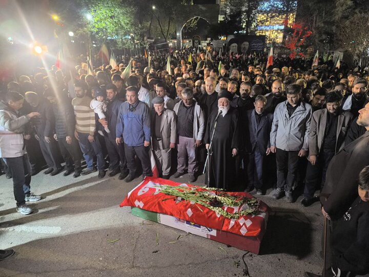 اقامه نماز بر پیکر شهید حسین عشقی در مشهد