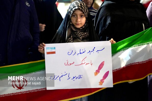پرچم داری کودکان کرمانی در اجتماع شبانه میدان آزادی