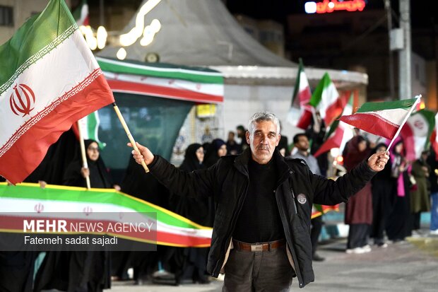ایستادگی مردم کرمان پای پرچم مقدس جمهوری اسلامی ایران