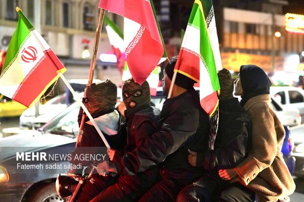 پرچم داری کودکان کرمانی در اجتماع شبانه میدان آزادی