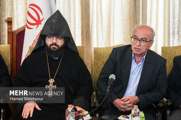 مراسم چهلمین روز شهادت رهبر انقلاب در کلیسای سرکیس مقدس تهران