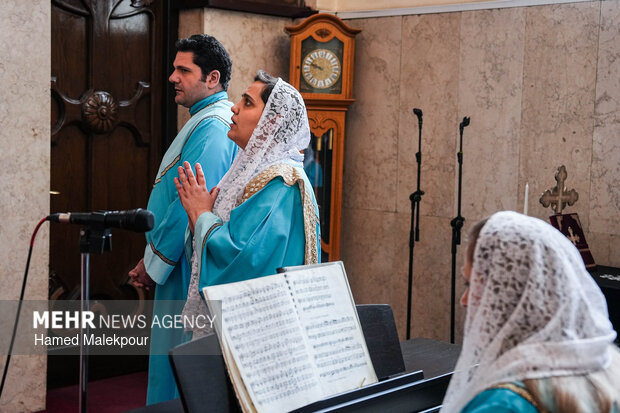 مراسم چهلمین روز شهادت رهبر انقلاب در کلیسای سرکیس مقدس تهران