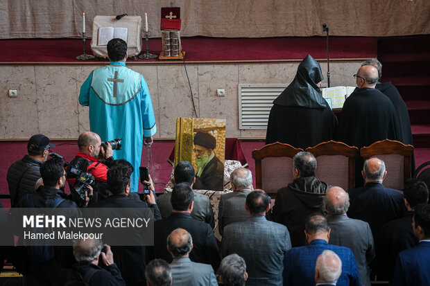 مراسم چهلمین روز شهادت رهبر انقلاب در کلیسای سرکیس مقدس تهران