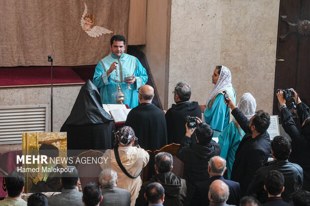 مراسم چهلمین روز شهادت رهبر انقلاب در کلیسای سرکیس مقدس تهران