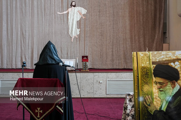 مراسم چهلمین روز شهادت رهبر انقلاب در کلیسای سرکیس مقدس تهران
