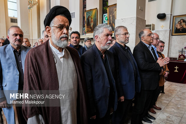 مراسم چهلمین روز شهادت رهبر انقلاب در کلیسای سرکیس مقدس تهران