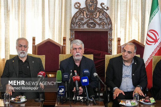 مراسم چهلمین روز شهادت رهبر انقلاب در کلیسای سرکیس مقدس تهران