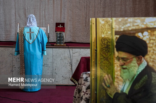 مراسم چهلمین روز شهادت رهبر انقلاب در کلیسای سرکیس مقدس تهران