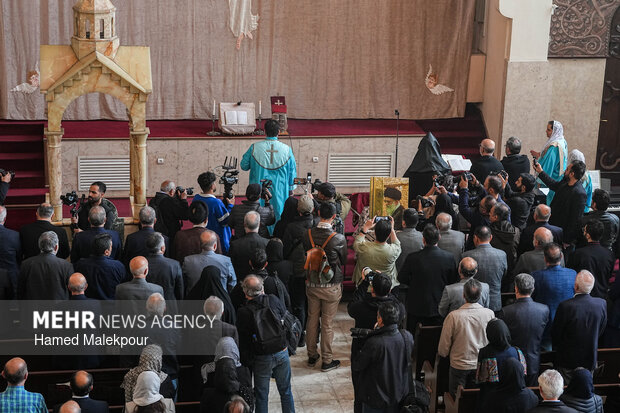 مراسم چهلمین روز شهادت رهبر انقلاب در کلیسای سرکیس مقدس تهران
