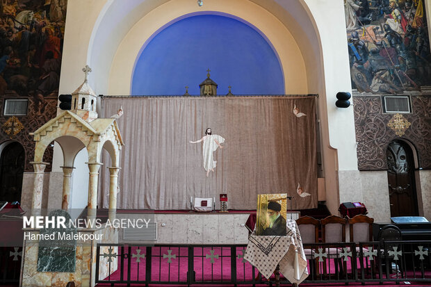 مراسم چهلمین روز شهادت رهبر انقلاب در کلیسای سرکیس مقدس تهران