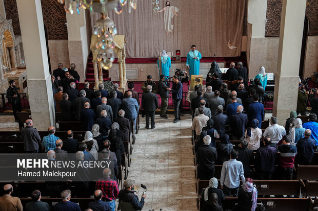 مراسم چهلمین روز شهادت رهبر انقلاب در کلیسای سرکیس مقدس تهران