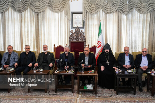 مراسم چهلمین روز شهادت رهبر انقلاب در کلیسای سرکیس مقدس تهران