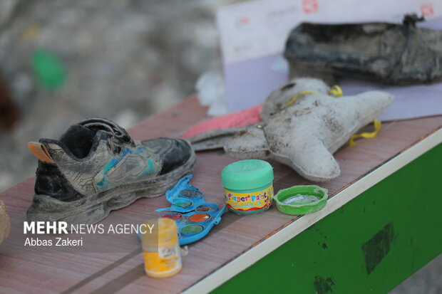 نمایش لوازم به جامانده از شهدای دانش‌آموز میناب 