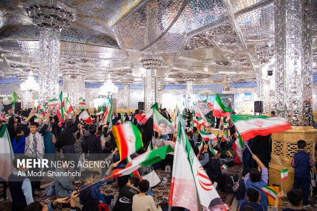 گرامیداشت چهلمین روز شهادت دانش‌آموزان میناب در حرم مطهر رضوی