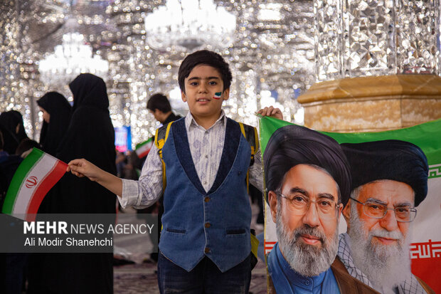 گرامیداشت چهلمین روز شهادت دانش‌آموزان میناب در حرم مطهر رضوی