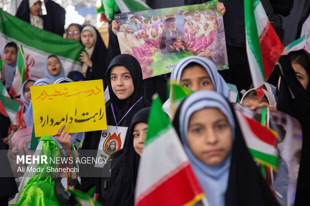 گرامیداشت چهلمین روز شهادت دانش‌آموزان میناب در حرم مطهر رضوی