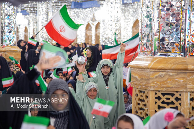 گرامیداشت چهلمین روز شهادت دانش‌آموزان میناب در حرم مطهر رضوی