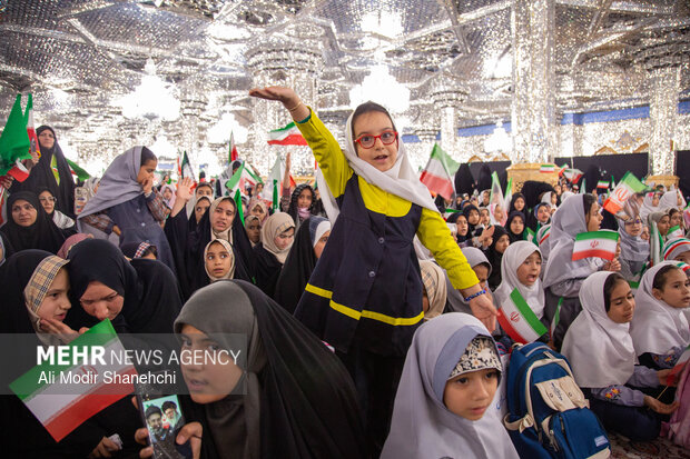 گرامیداشت چهلمین روز شهادت دانش‌آموزان میناب در حرم مطهر رضوی