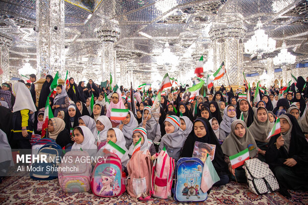 گرامیداشت چهلمین روز شهادت دانش‌آموزان میناب در حرم مطهر رضوی