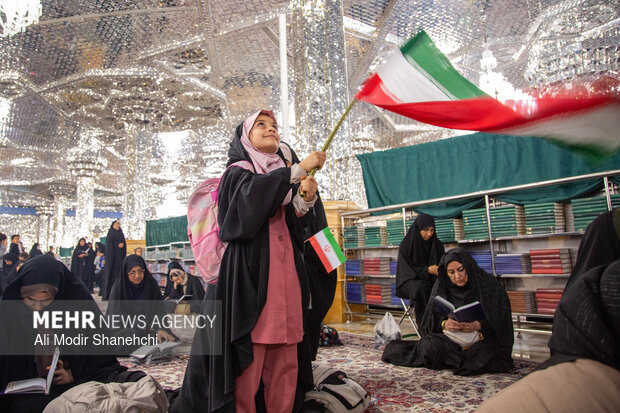 گرامیداشت چهلمین روز شهادت دانش‌آموزان میناب در حرم مطهر رضوی