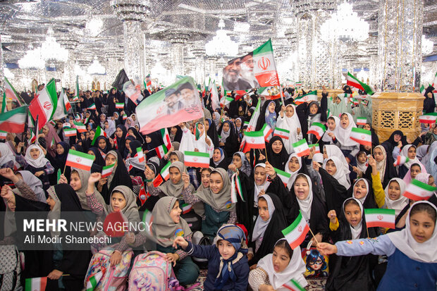 گرامیداشت چهلمین روز شهادت دانش‌آموزان میناب در حرم مطهر رضوی