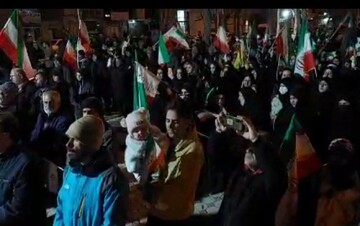رجزخوانی کودک بیجاری در اجتماع مردمی بزرگداشت چهلم رهبر شهید