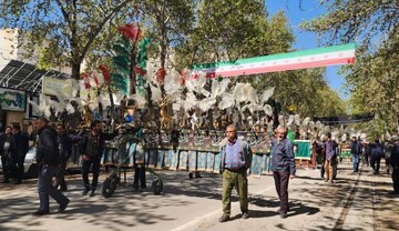 علم‌کشی و دسته‌روی هیئت‌های مذهبی بجنورد در اربعین شهادت رهبر