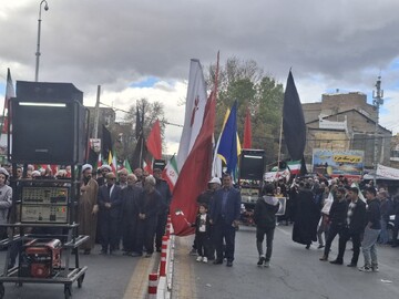Urmiye'de halk Şehit Ayetullah Hamaney'i anıyor