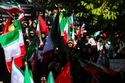 ملت ایران قدرتمندانه‌تر از همیشه در برابر دشمنان ایستاده است