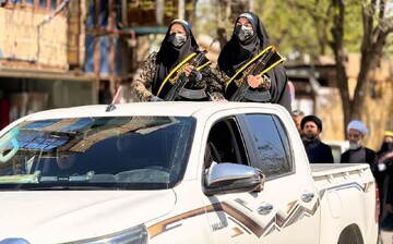 جلوه‌ای از رژه مسلحانه بانوان بسیجی مشهدی