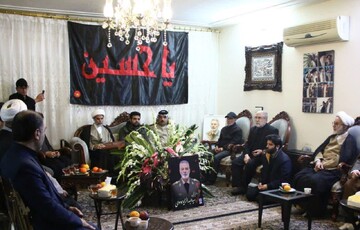 دیدار نمایندگان آیت الله مکارم با خانواده شهیدان لاریجانی و موسوی