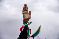 ۱۲ ساعت حماسه در خیابان کشور دوست؛ غم و اندوه ملت برای پدر