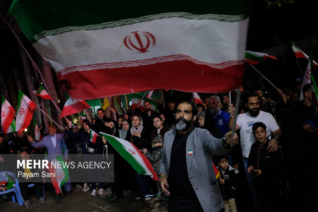 «باغ فردوس» پاتوق مردم و هنرمندان برای ایران