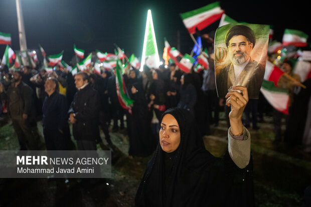 گەلی ئێران هێشتا لەسەر شەقامن