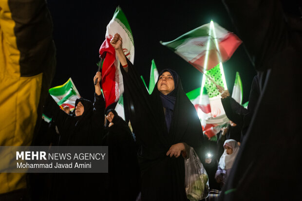 نمایش اقتدار و همدلی مردم قزوین در چهل و نهمین شب ایستادگی