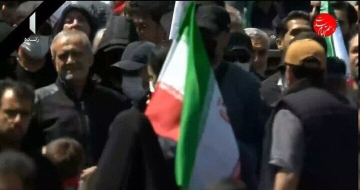 ئامادەبوونی سەرۆک کۆماری ئێران لە شەقامەکانی تاران