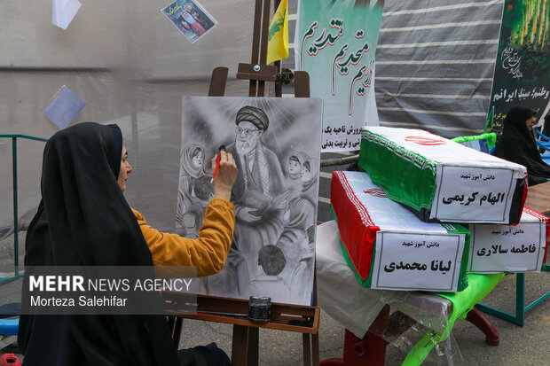 مراسم چهلم شهدای دانش‌آموز میناب در شهرکرد