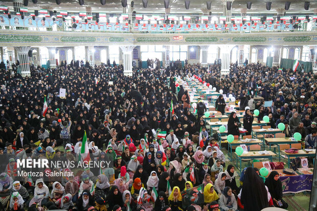 مراسم چهلم شهدای دانش‌آموز میناب در شهرکرد