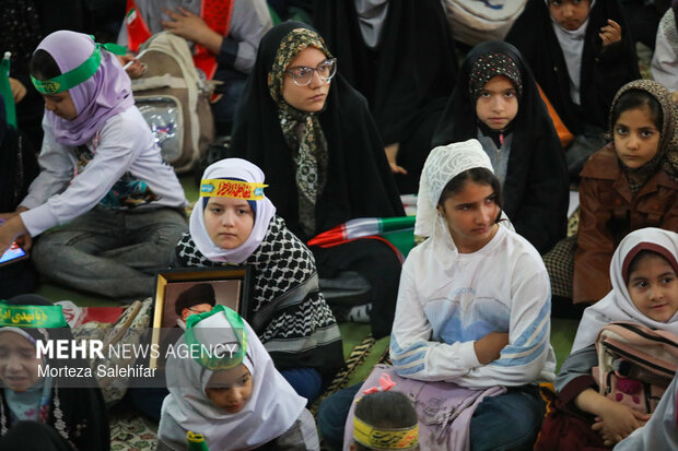 مراسم چهلم شهدای دانش‌آموز میناب در شهرکرد