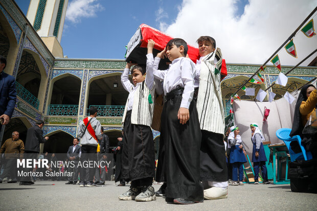 مراسم چهلم شهدای دانش‌آموز میناب در شهرکرد