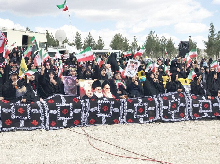 آیین باشکوه «چَمَر و چوپی» در چله رهبر شهید در ملکشاهی برگزار شد