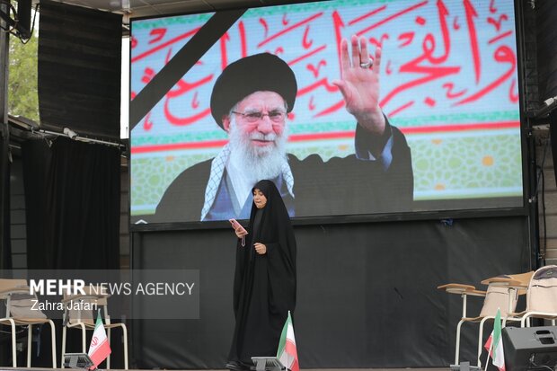 حماسه سرایی خبرنگار مهر در آیین گرامیداشت چهلمین روز شهادت رهبر انقلاب
