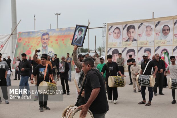 مراسم اربعین رهبر شهید انقلاب و شهدای مدرسه شجره طیبه میناب در بندرعباس