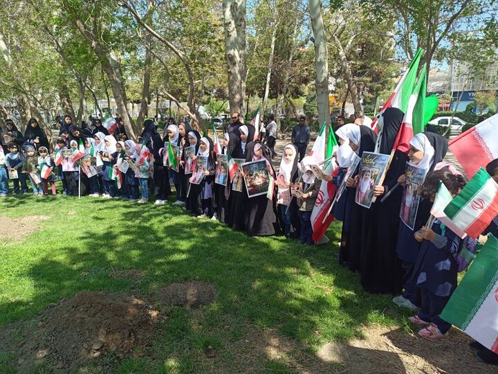 کاشت نهال در مشهد به یاد دانش آموزان شهید