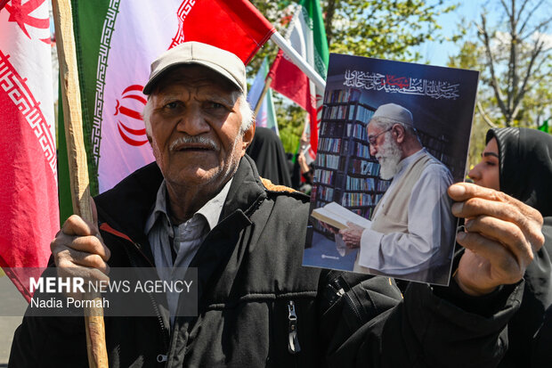 ۱۲ ساعت حماسه در خیابان کشور دوست؛ غم و اندوه ملت برای پدر