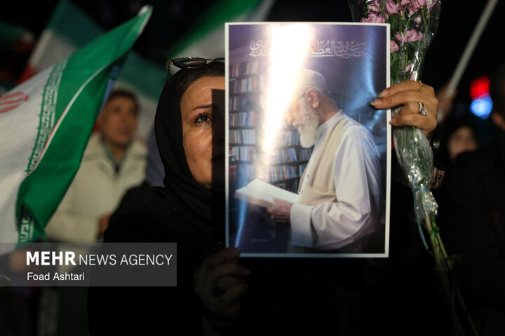 اجتماع مردمی در چهلمین شب شهادت امامِ قائدِ شهید در میدان شهدای هفتم تیر تهران
