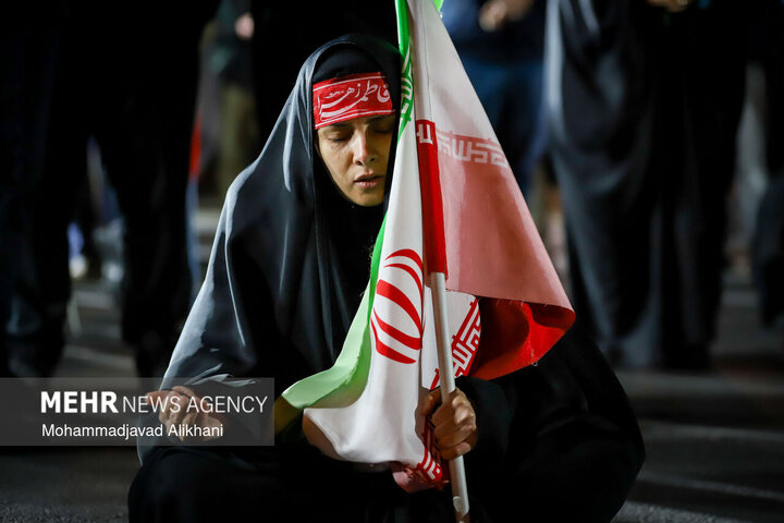 اجتماع مردمی در چهلمین شب شهادت امامِ قائدِ شهید در میدان ونک تهران