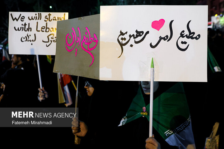 اجتماع مردمی در چهلمین شب شهادت امامِ قائدِ شهید در میدان نبوت تهران