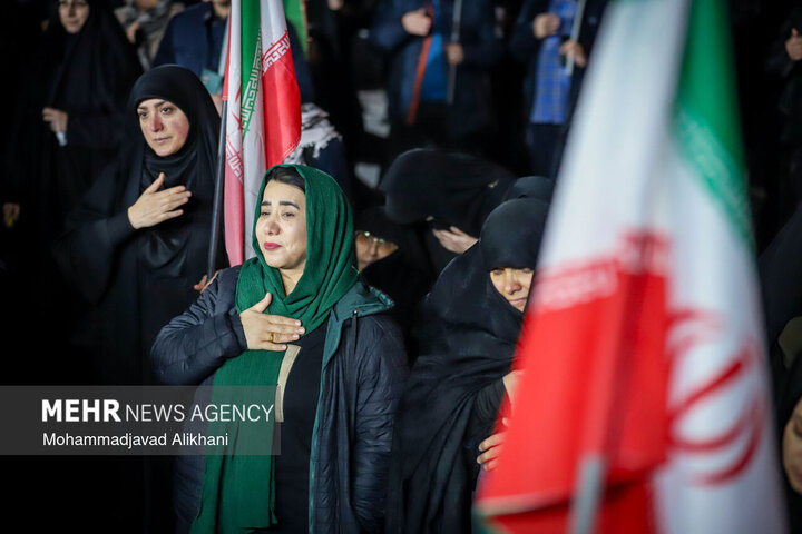 اجتماع مردمی در چهلمین شب شهادت امامِ قائدِ شهید در میدان ونک تهران