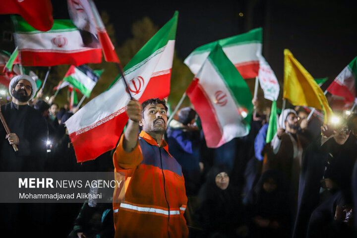 اجتماع مردمی در چهلمین شب شهادت امامِ قائدِ شهید در میدان ونک تهران